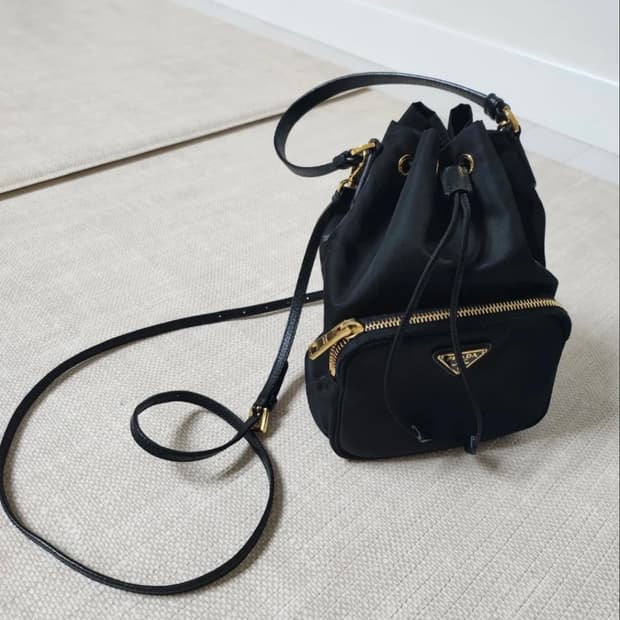 프라다 나일론 버킷백 블랙 복조리백