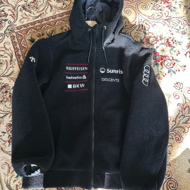 데상트 후리스 패딩 25년식