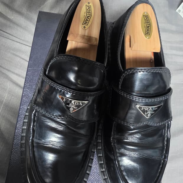 프라다 초콜릿 브러시드 가죽로퍼