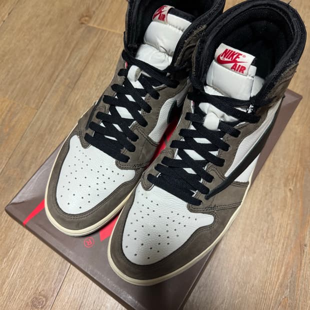 조던 1 하이 OG X 트래비스 스캇 모카 300사이즈