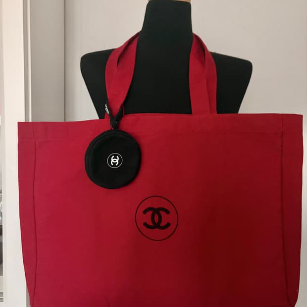 샤넬 레드 에코백 _ 샤넬 블랙 미니 파우치 포함