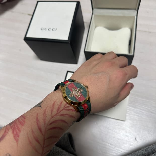 구찌 YA126487B 르 마르셰 드 메르베이 벌 공용 나토시계