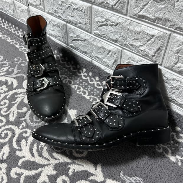 지방시 스터드 멀티 버클 앵클 부츠