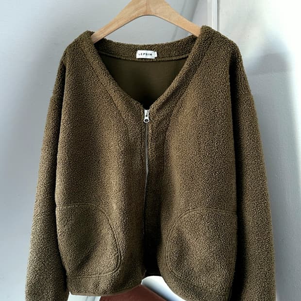 Design neck curly fleece blouson