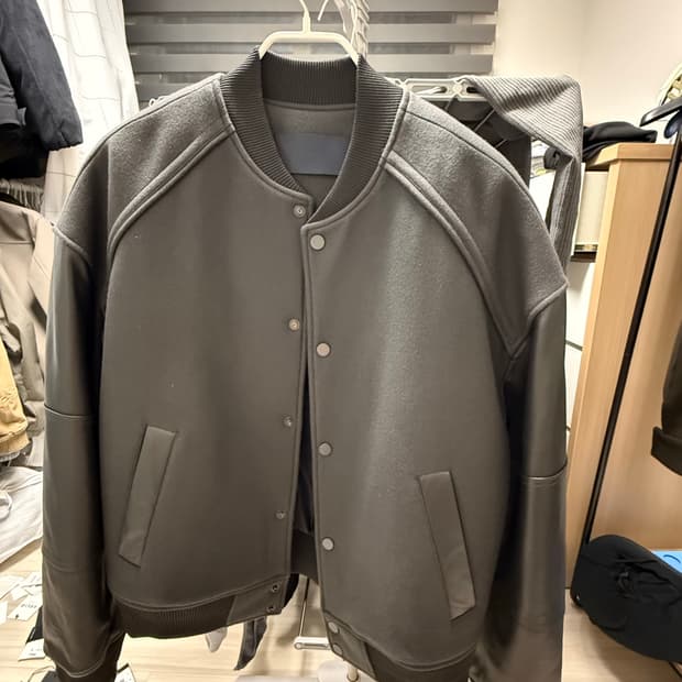 24fw준지 레더 슬리브 바시티 점퍼 - 그레이 46