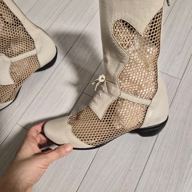 새상품 유니크한 가죽 망사 믹스 레이스업 부츠 (230 사이즈)