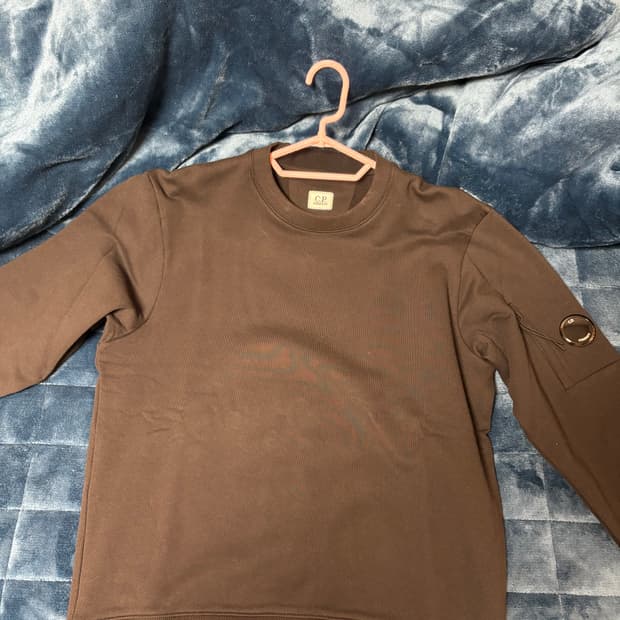 C.P. 컴퍼니 렌즈 와펜 스웨트셔츠 블랙 - 25FW