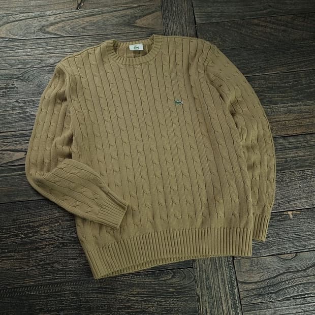 [라코스테] 로고 패치 케이블 꽈배기 니트 베이지 M18555