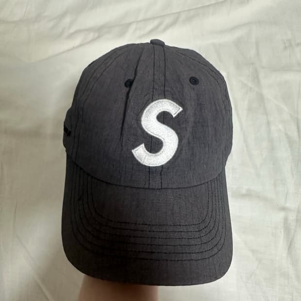 슈프림 코듀라 피그먼트 s로고 볼캡