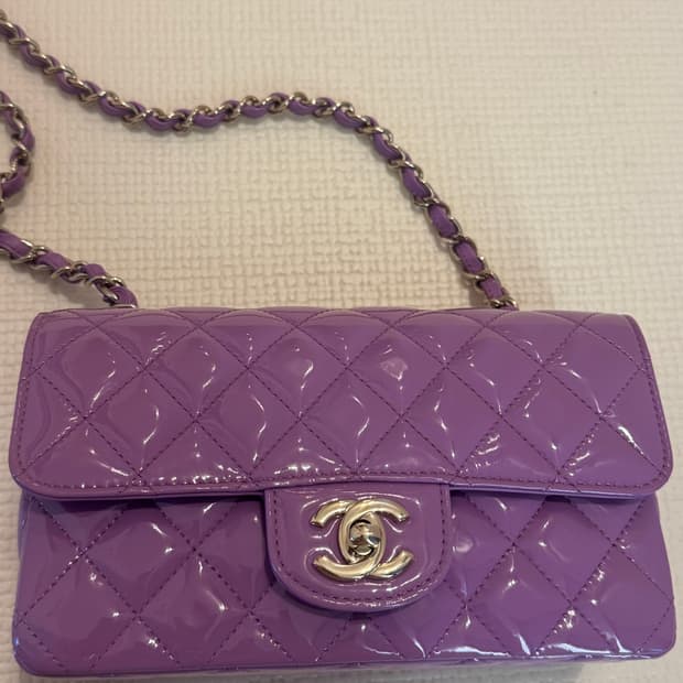 샤넬 퍼플 페이던트 플립백 새상품 한정판 신세계 백화점 정품