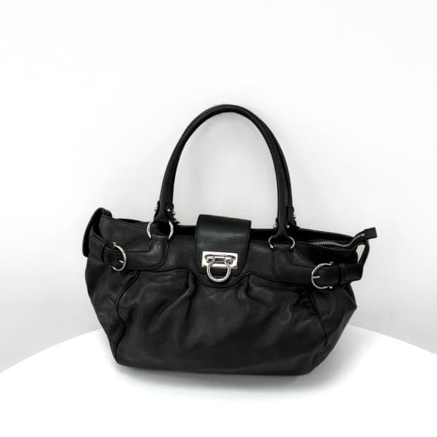 페라가모 간치니 락 소프트 카프스킨 숄더백