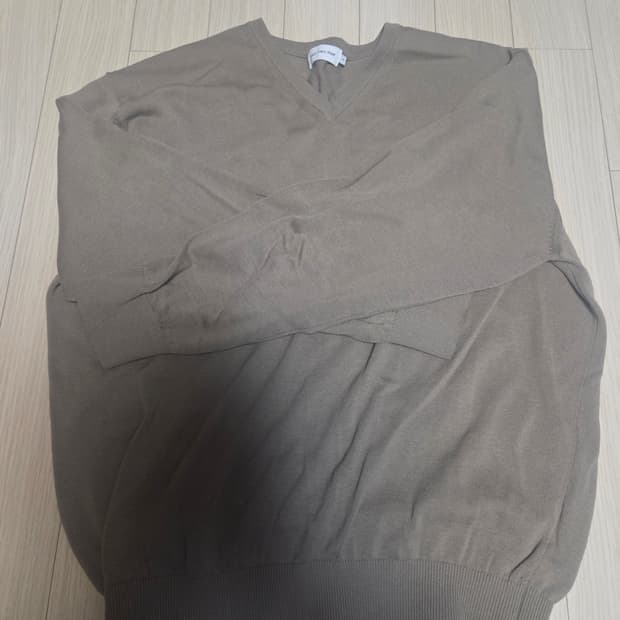 스테디에브리웨어 코튼 브이넥 타우페 3사이즈 팝니다.