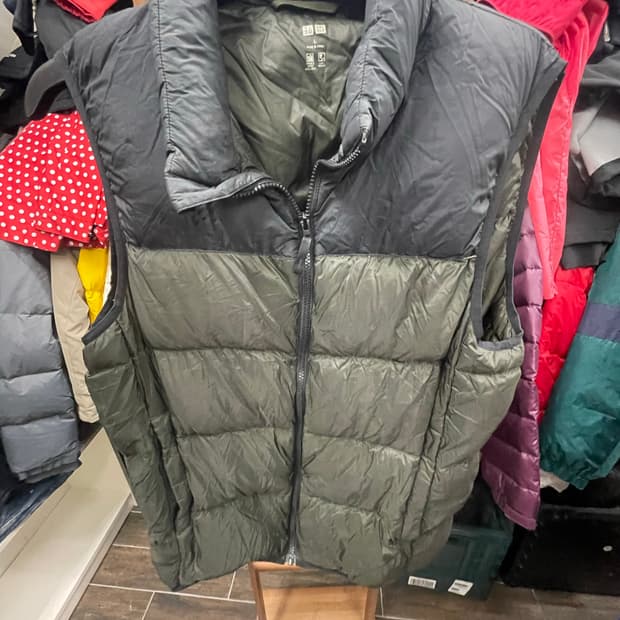 유니클로 경량조끼패딩 L사이즈 