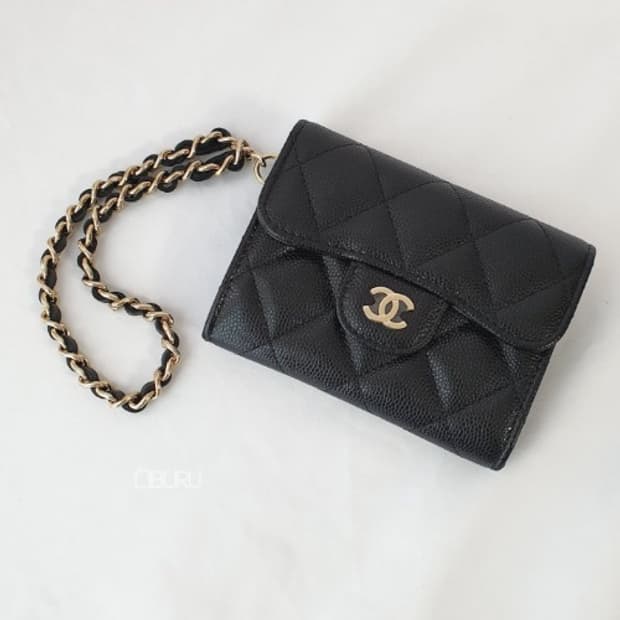 정품)샤넬 2단스트랩 캐비어자석 지갑 블랙 샴페인골드