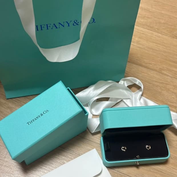 티파니앤코 오픈 하트 귀걸이