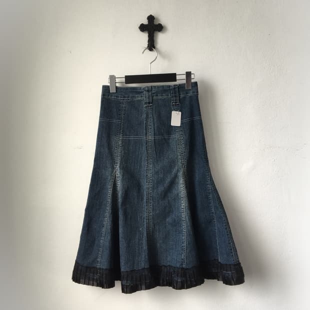 Lace trimming denim skirt