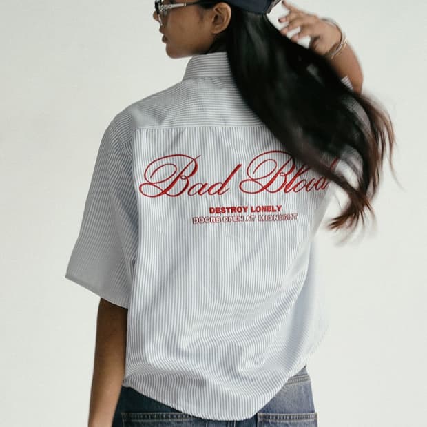 배드블러드(BAD BLOOD) 로고 자수 스트라이프 반팔 셔츠