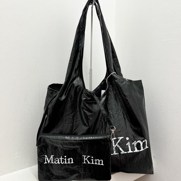 (새상품)마땡킴 크랙 로고 글로시 에코백 블랙