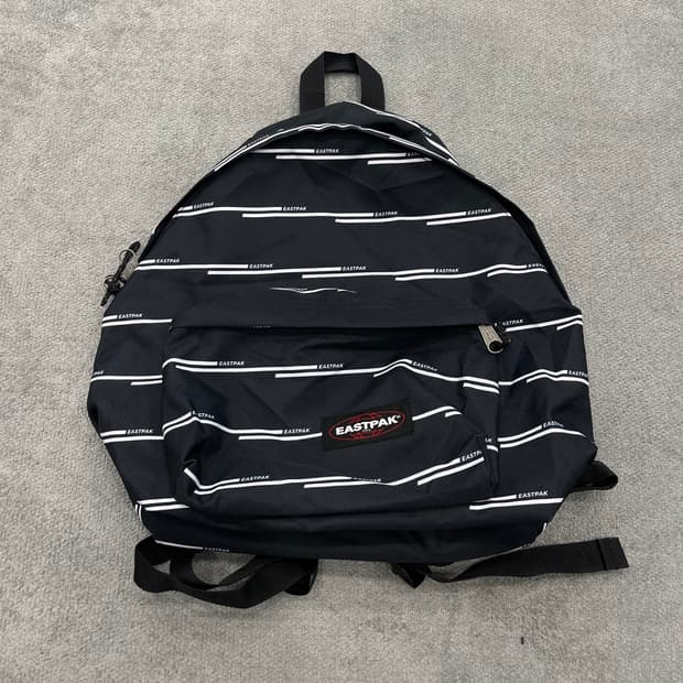 이스트팩 블랙 스트라이프 백팩