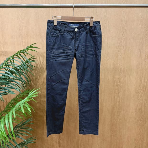 장폴고티에 데님 팬츠 백포켓 화이트 로고 패치 세미 워싱 디테일 흑청