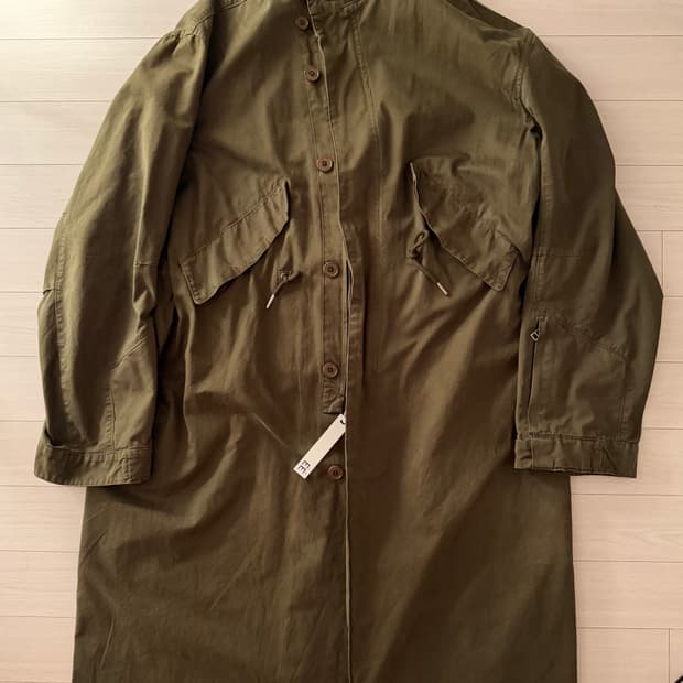 누마레 이이 EE 가먼트 다잉 커브드 피쉬테일 코트 카키