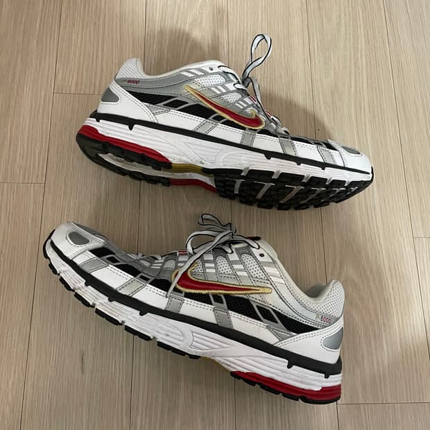 나이키 p6000 메탈릭실버 레드 260