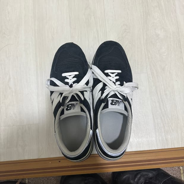 뉴발란스 990 v1 블랙