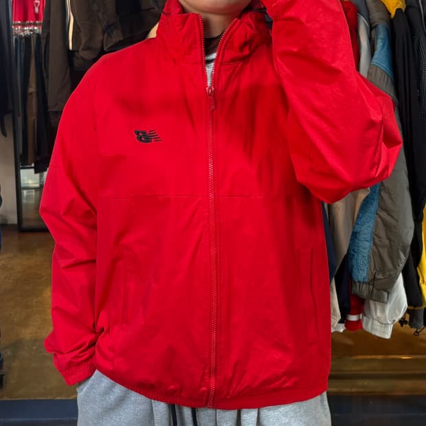 뉴발란스 레드 바람막이