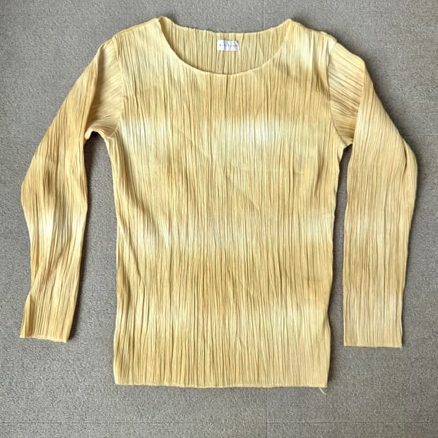 내추럴한 무드, 버석한 질감의 옐로우 플리츠 긴팔 티셔츠
