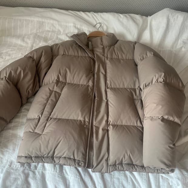 인사일런스 에센셜 다운 자켓 Beige