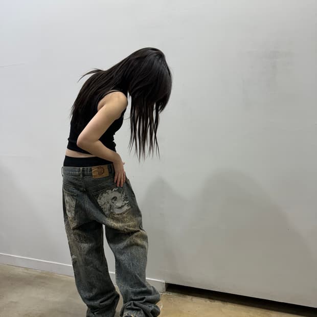 카라쿠리 타마시 패턴 디테일 자수 데님팬츠