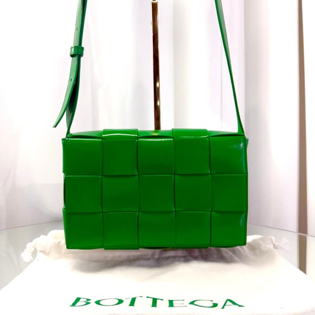 보테가베네타 인트레치아토 유광 카세트백 그린