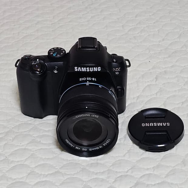 삼성 NX10 카메라와 18-55mm 렌즈