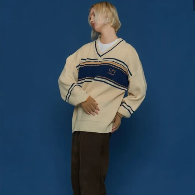 꼼파뇨 브이넥 스웨터