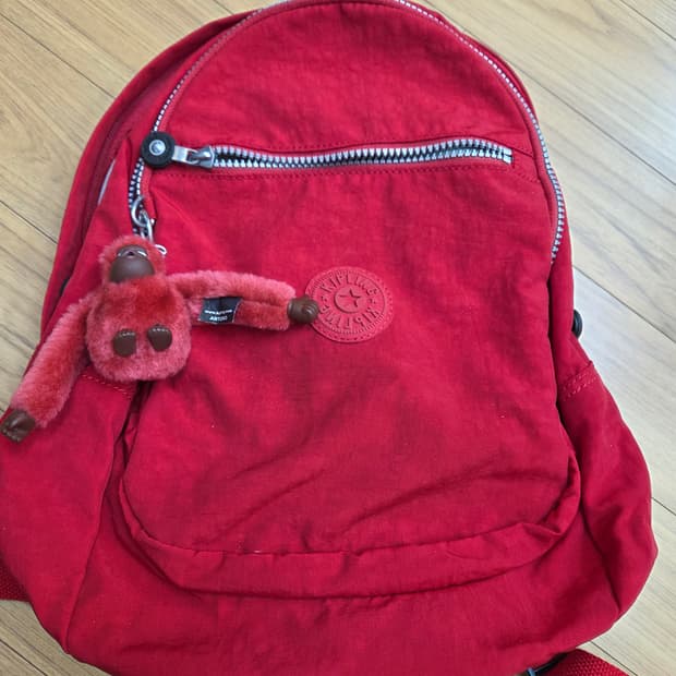 키플링 빨간색 백팩 판매합니다. 사진처럼 키플링의 상징인 원숭이 키링 달