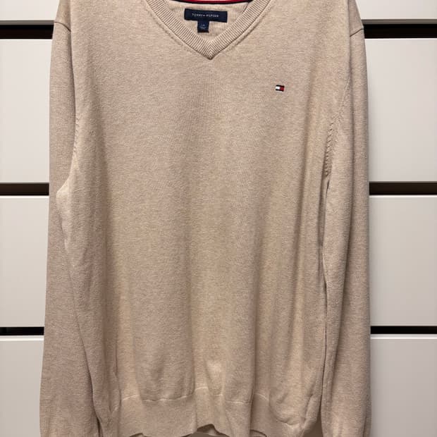 타미힐피거 베이지 V넥 니트 