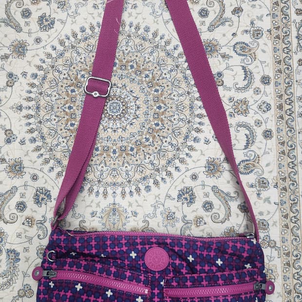 키플링 퍼플 패턴 크로스백