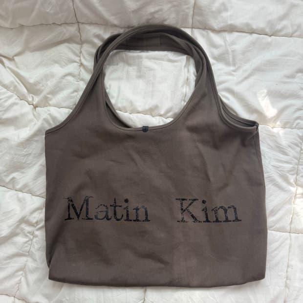 마뗑킴 크랙 로고 에코백 차콜