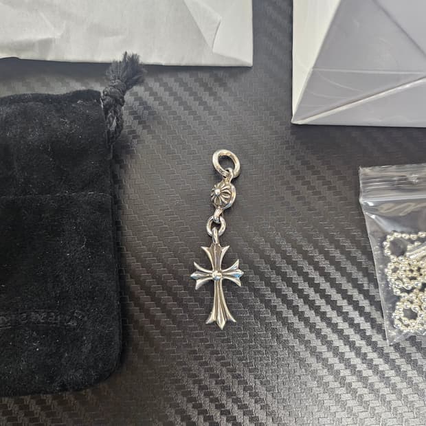 한스룸 크롬하츠 원볼 타이니크로스 참 새제품 팔아용