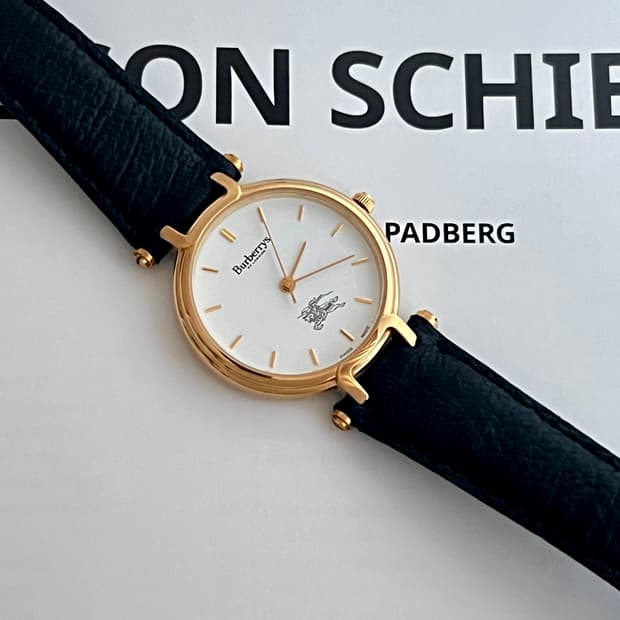 버버리 골드 라운드 화이트 다이얼 시계 / 케어