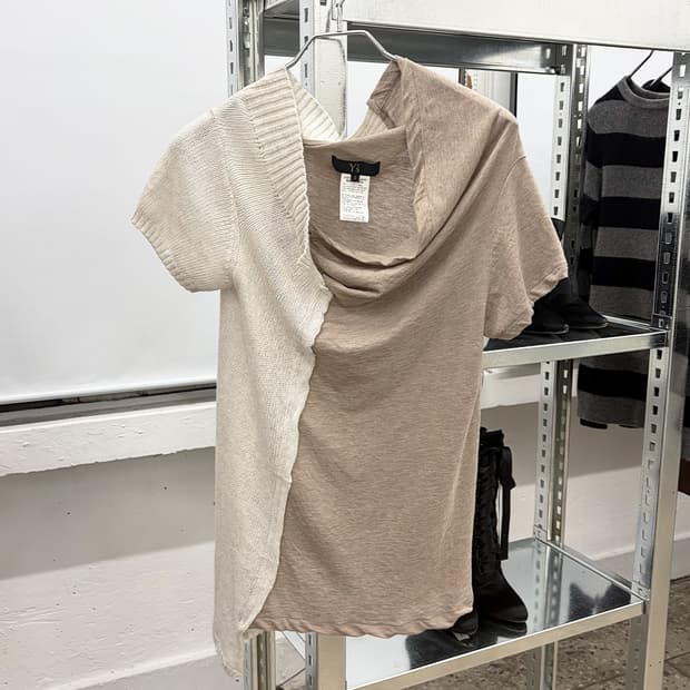 와이즈 비대칭 하프 니트 탑