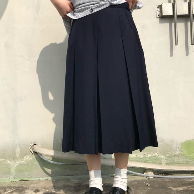 네이비 플리츠 미디 스커트 