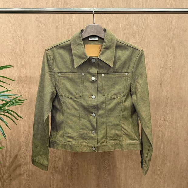 막스앤코 슬림핏 클래식 데님 트러커 자켓 버튼 플랩 포켓 디테일 카키