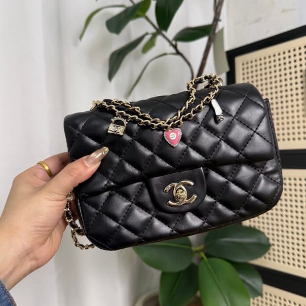 샤넬뷰티 리미티드 에디션 기프트 래더 하트쉐입 크로스백