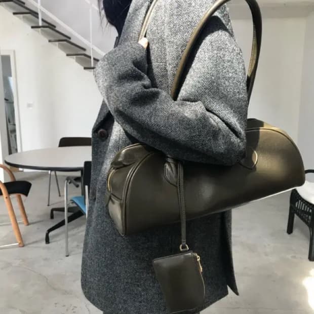 위아 바게트백 숄더백 카키브라운