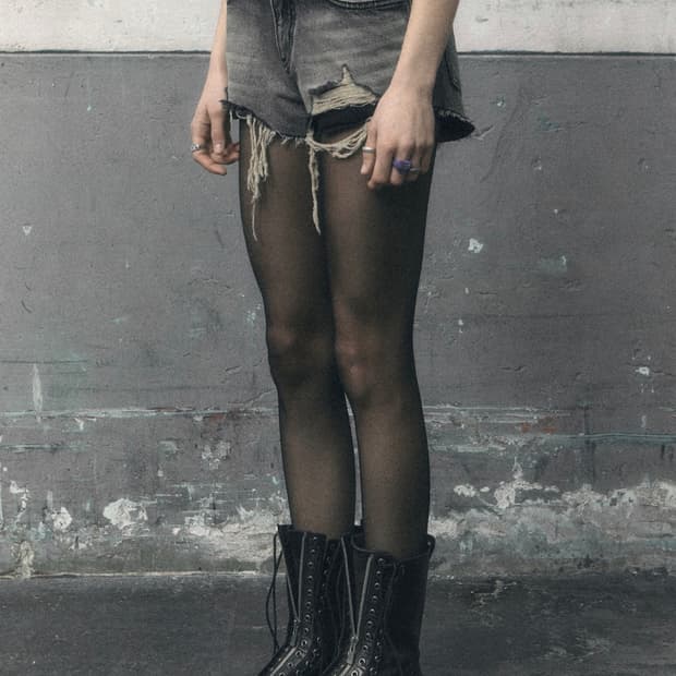 DESTROYED GRAY DENIM SHORTS