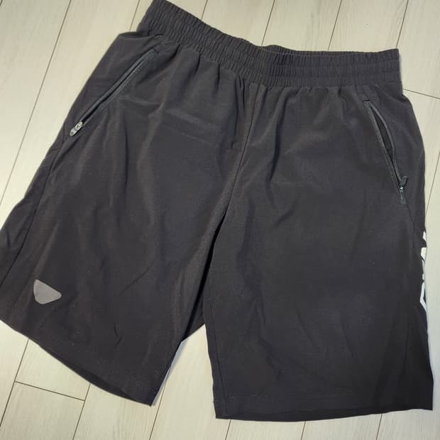 다이나핏 기능성 러닝 반바지 사이즈L

앞 로고 떨어짐 있어 싸게 내놔요