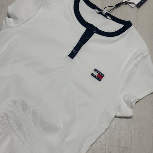 타미진스 슬림 헨리넥 배지 티셔츠 팝니다