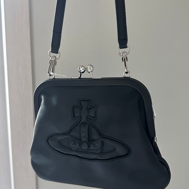 비비안웨스트우드 로고 엠보싱 클러치백