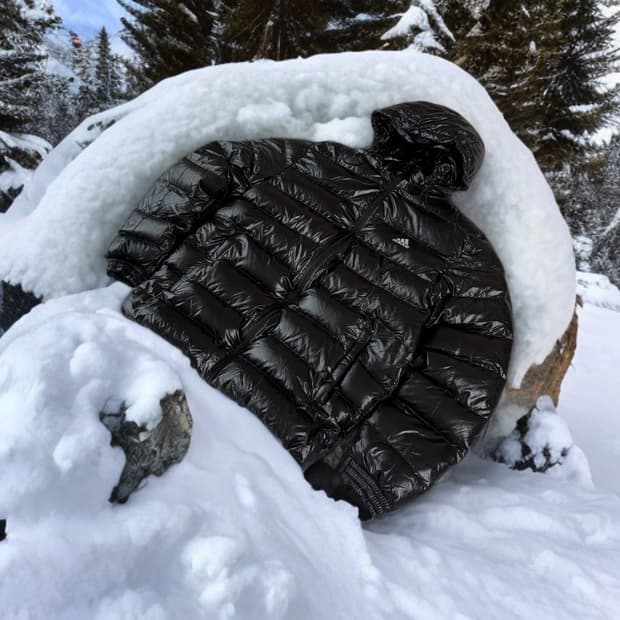 아디다스 실버 글로시 로고 구스다운 경량패딩 L